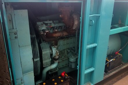 Дизельгенератор БУ на 220 киловатт - общий вид внутреннего оборудования